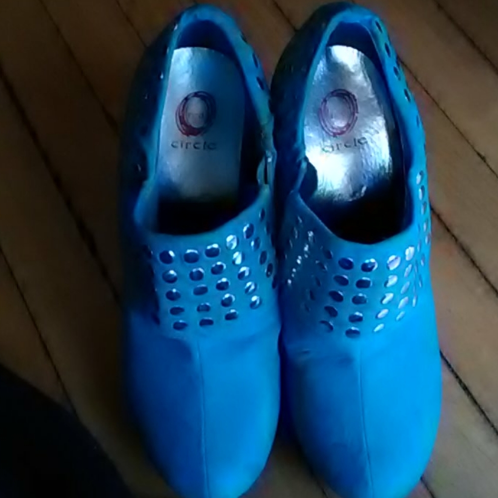 Heels - Picture 2 of 2